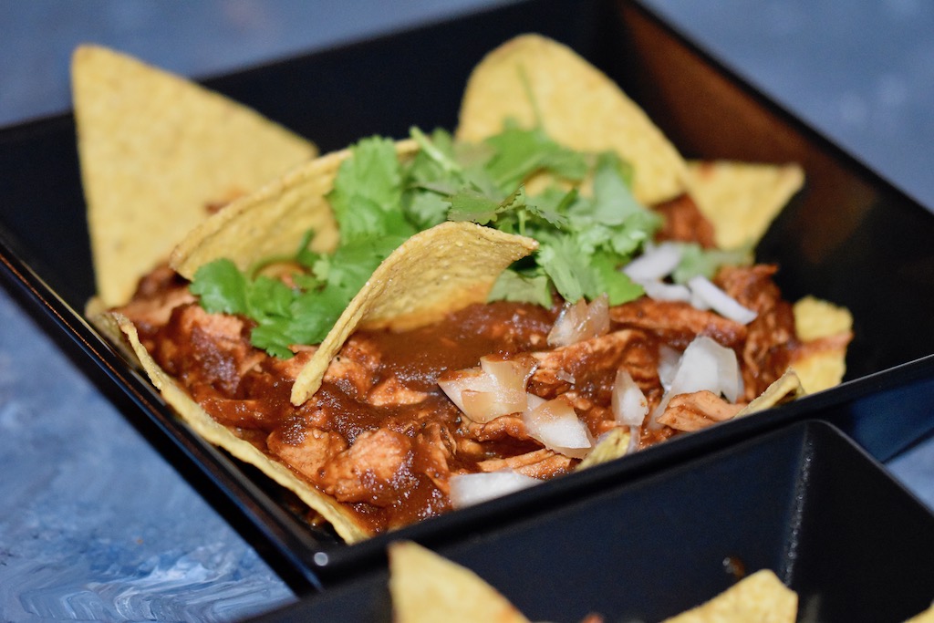 Mexikanische Chilaquiles Rojos mit Hühnchen - Chilaquiles - Rezept - mexikanisch - Rojos - einfach - rote Chilaquiles - Salsa - Salsa roja - schnell - vegetarische Chilaquiles - vegane Chilaquiles