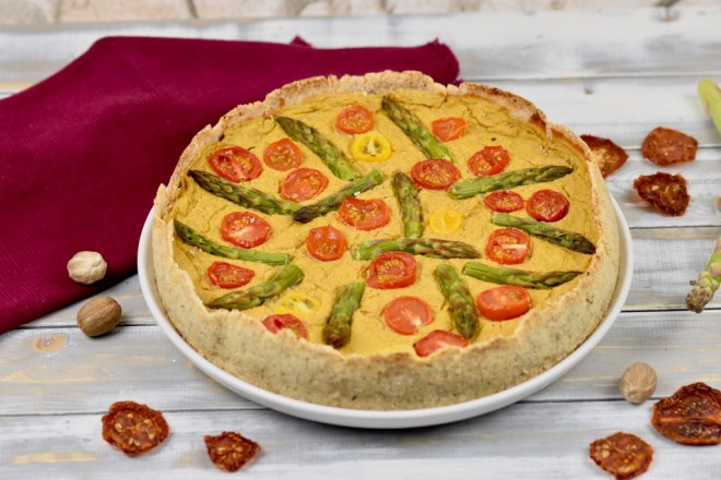 Gemüse-Quiche mit grünem Spargel - Gemüse-Quiche - Quiche - grüner Spargel - Spargel - Pilze - vegan - glutenfrei - Rezept - herzhaft - Brunch -Ostern