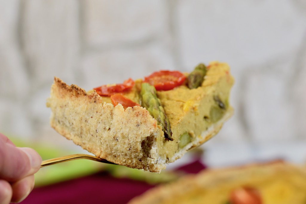 Gemüse-Quiche mit grünem Spargel - Gemüse-Quiche - Quiche - grüner Spargel - Spargel - Pilze - vegan - glutenfrei - Rezept - herzhaft - Brunch -Ostern