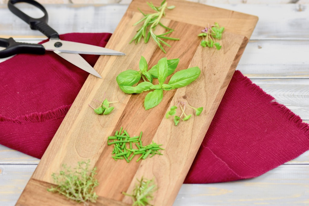 die 15 beliebtesten Küchenkräuter - Küchenkräuter - Fensterbank - Topf - pflanzen - säen - gießen - düngen - anlegen - Kräutergarten - Balkon - Terrasse - Kräuter - Küche - Verwendung - haltbar machen - ernten