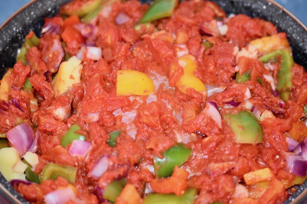 Mediterranes Schweinefilet aus dem Ofen - mit Gemüse - Rezept - abnehmen - einfach - im Schinkenmantel - Tomaten - Paprika - gesund - mediterran - mediterrane Küche - glutenfrei - milchfrei - Marinade -Schweinefilet -Fleisch