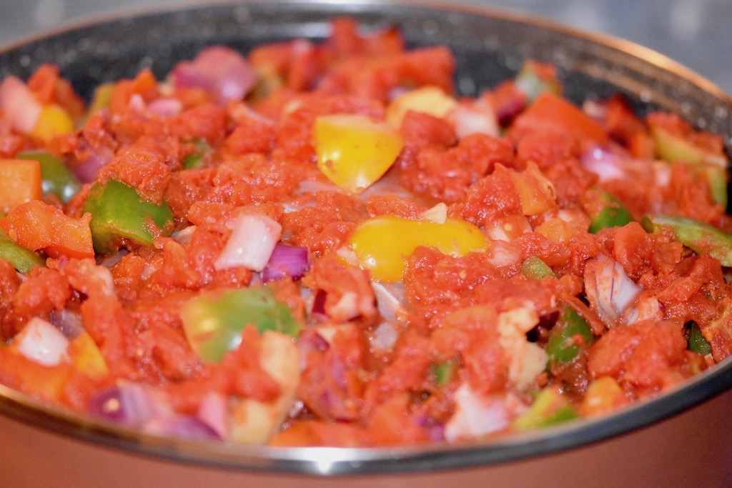 Mediterranes Schweinefilet aus dem Ofen - mit Gemüse - Rezept - abnehmen - einfach - im Schinkenmantel - Tomaten - Paprika - gesund - mediterran - mediterrane Küche - glutenfrei - milchfrei - Marinade -Schweinefilet -Fleisch