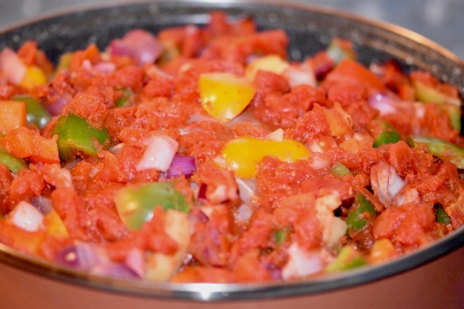 Mediterranes Schweinefilet aus dem Ofen - mit Gemüse - Rezept - abnehmen - einfach - im Schinkenmantel - Tomaten - Paprika - gesund - mediterran - mediterrane Küche - glutenfrei - milchfrei - Marinade -Schweinefilet -Fleisch