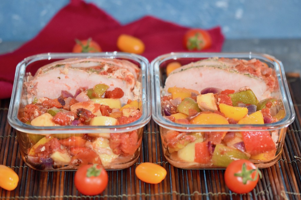 Mediterranes Schweinefilet aus dem Ofen - mit Gemüse - Rezept - abnehmen - einfach - im Schinkenmantel - Tomaten - Paprika - gesund - mediterran - mediterrane Küche - glutenfrei - milchfrei - Marinade -Schweinefilet -Fleisch