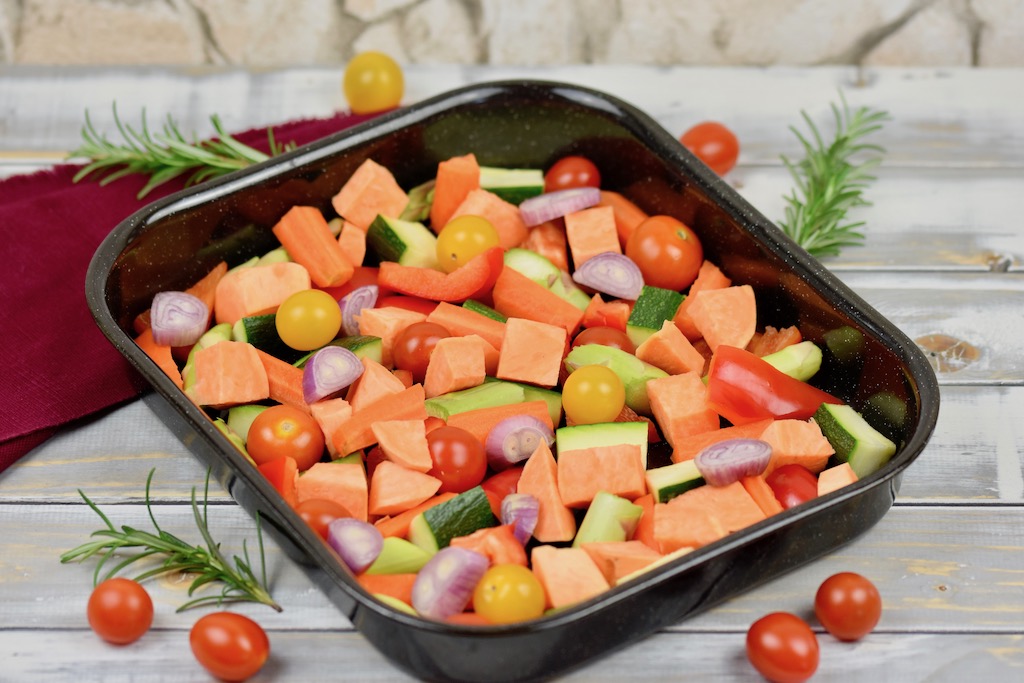 buntes Ofengemüse mit Rucola-Pesto - Ofengemüse - Rucola-Pesto - Pesto - Gemüse - Rezept - glutenfrei - vegan - Clean Eating - mediterran - Süßkartoffeln - vom Blech - Beilage - gesund
