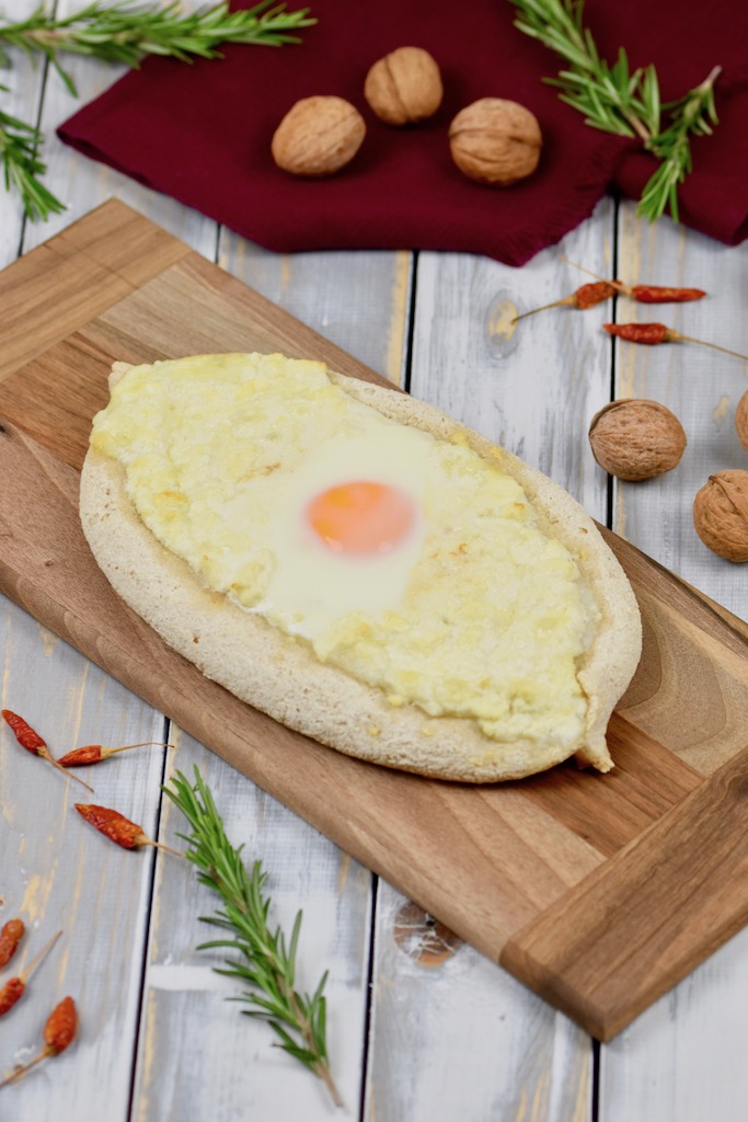Chatschapuri - georgisches Käsefladenbrot mit Ei - Khachapuri - glutenfrei - sojafrei - Rezept - Georgien - georgische Küche - Khachapuri mit Ei - Adscharuli Chatschapuri - Fladenbrot - georgische Rezepte