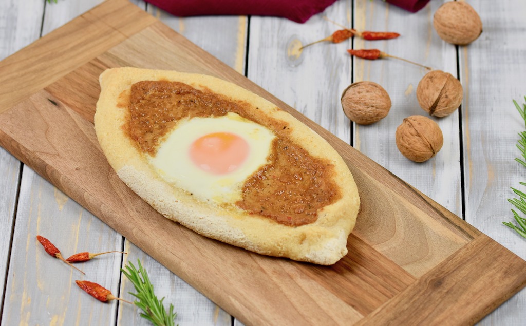 Chatschapuri - georgisches Käsefladenbrot mit Ei - Khachapuri - glutenfrei - sojafrei - Rezept - Georgien - georgische Küche - Khachapuri mit Ei - Adscharuli Chatschapuri - Fladenbrot - georgische Rezepte
