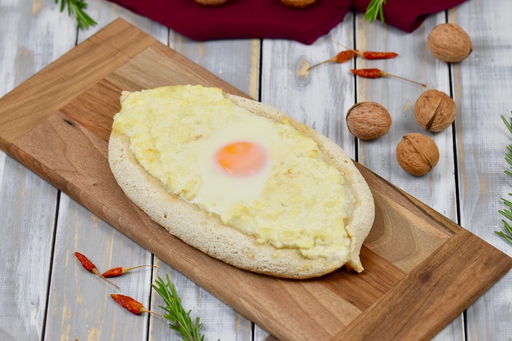 Chatschapuri - georgisches Käsefladenbrot mit Ei - Khachapuri - glutenfrei - sojafrei - Rezept - Georgien - georgische Küche - Khachapuri mit Ei - Adscharuli Chatschapuri - Fladenbrot - georgische Rezepte