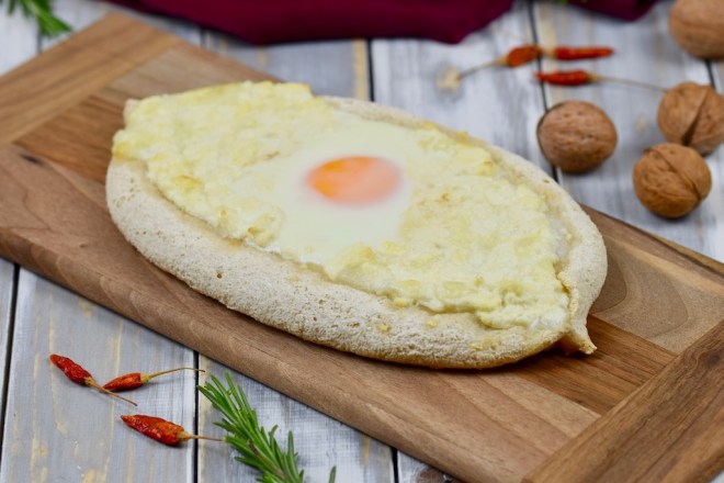 Chatschapuri - georgisches Käsefladenbrot mit Ei - Khachapuri - glutenfrei - sojafrei - Rezept - Georgien - georgische Küche - Khachapuri mit Ei - Adscharuli Chatschapuri - Fladenbrot - georgische Rezepte