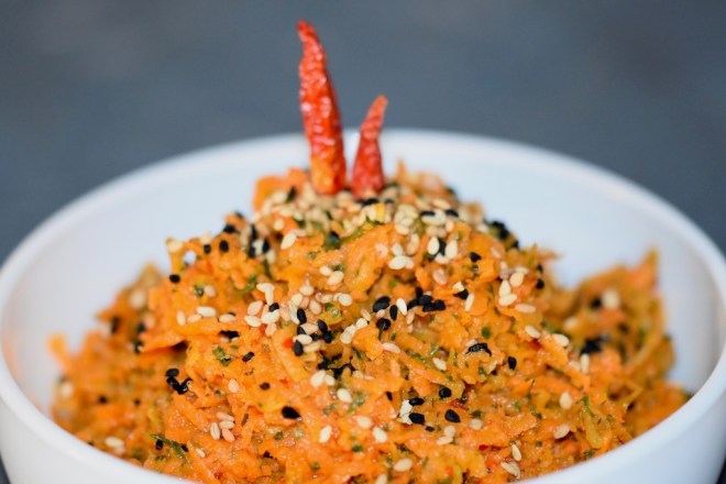 orientalischer Karottensalat - Karottensalat - Rezept - einfach - schnell - Dressing - gesund - Sesam - roh - vegan - glutenfrei - sojafrei - Clean Eating - Salat - Karotten - Mezze