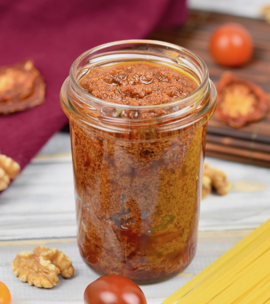 Pesto Rosso mit Walnüssen - Pesto Rosso - Pesto - selber machen - vegan - glutenfrei - Rezept - italienisch - Walnüsse - getrocknete Tomaten - Pasta - Nudeln - Spaghetti - Pesto alla Sicilana - Pesto alla Trapanese