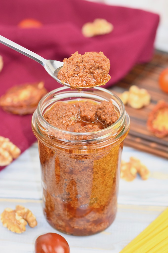 Pesto Rosso mit Walnüssen - Pesto Rosso - Pesto - selber machen - vegan - glutenfrei - Rezept - italienisch - Walnüsse - getrocknete Tomaten - Pasta - Nudeln - Spaghetti - Pesto alla Sicilana - Pesto alla Trapanese