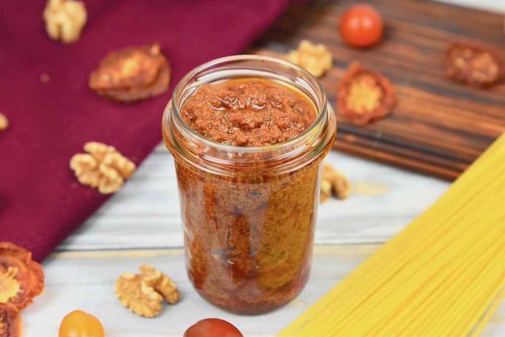 Pesto Rosso mit Walnüssen - Pesto Rosso - Pesto - selber machen - vegan - glutenfrei - Rezept - italienisch - Walnüsse - getrocknete Tomaten - Pasta - Nudeln - Spaghetti - Pesto alla Sicilana - Pesto alla Trapanese