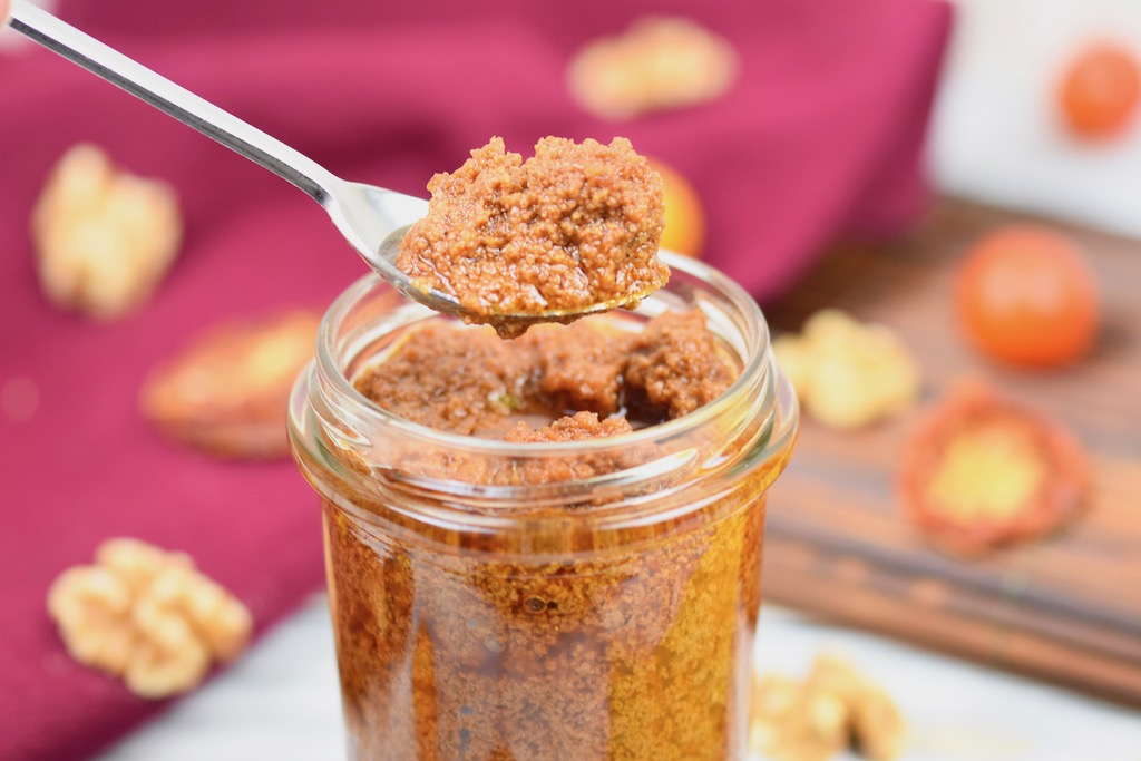 Veganer Ernährungsplan - Pesto Rosso mit Walnüssen - Pesto Rosso - Pesto - selber machen - vegan - glutenfrei - Rezept - italienisch - Walnüsse - getrocknete Tomaten - Pasta - Nudeln - Spaghetti - Pesto alla Sicilana - Pesto alla Trapanese