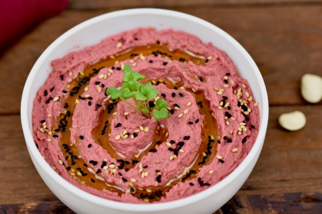 Rote Beete Hummus aus weißen Bohnen - Hummus - Rote Beete Hummus - ohne Kichererbsen - Rezept - einfach - schnell - Dip - Aufstrich - gesund - Rote Beete - vegan - glutenfrei - Bohnen