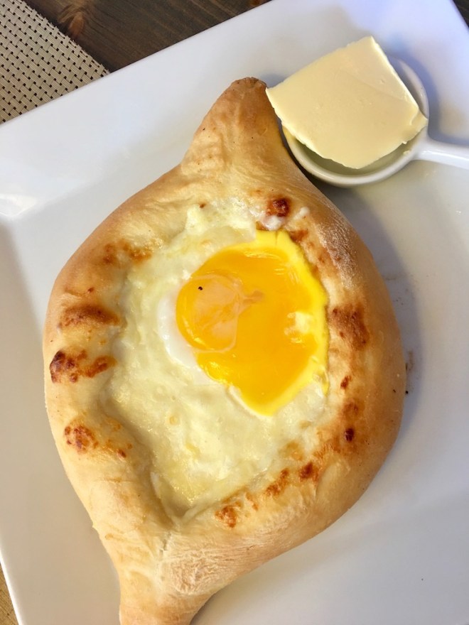 Chatschapuri - gefüllte Fladenbrote aus Georgien ein Überblick - georgische Chatschapuri - georgisches Fadenbrot - Khachapuri - Georgien - georgische Küche - Fladenbrot - Georgien kulinarisch - Spezialitäten aus Georgien - essen