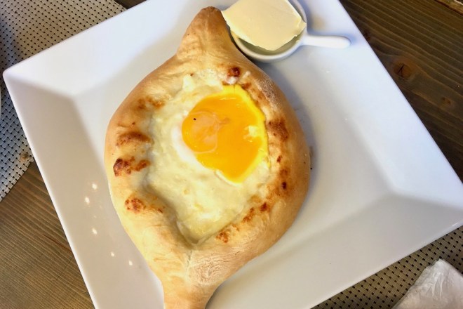 Chatschapuri - gefüllte Fladenbrote aus Georgien ein Überblick - georgische Chatschapuri - georgisches Fadenbrot - Khachapuri - Georgien - georgische Küche - Fladenbrot - Georgien kulinarisch - Spezialitäten aus Georgien - essen