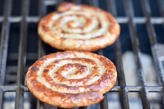 Bratwurstburger mit Bierzwiebeln und Mustard-Ketchup - Bratwurstburger - Bierzwiebeln - Mustard-Ketchup - Burger - grillen - Rezept - Bratwurst - Burger mit Bratwurstschnecke - Zwiebeln - ausgefallen - einfach - Ideen - schnell - glutenfrei - Wurst
