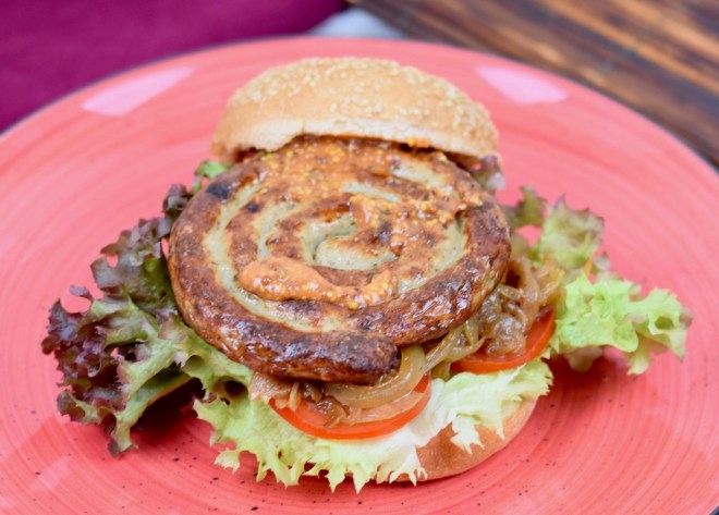 Bratwurstburger mit Bierzwiebeln und Mustard-Ketchup - Bratwurstburger - Bierzwiebeln - Mustard-Ketchup - Burger - grillen - Rezept - Bratwurst - Burger mit Bratwurstschnecke - Zwiebeln - ausgefallen - einfach - Ideen - schnell - glutenfrei - Wurst