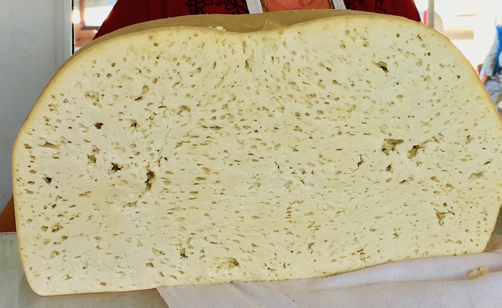 essen und trinken in Georgie - Wein und Käse - georgischer Wein - georgischer Käse - Saperavi - Qvevri - georgische Spezialitäten - Info - Georgien kulinarisch - Sulguni - Khachapuri - Käse - Wein - Käsesorten