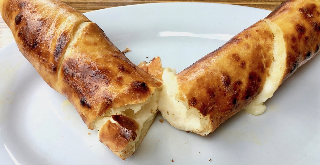 Chatschapuri - gefüllte Fladenbrote aus Georgien ein Überblick - georgische Chatschapuri - georgisches Fadenbrot - Khachapuri - Georgien - georgische Küche - Fladenbrot - Georgien kulinarisch - Spezialitäten aus Georgien - essen