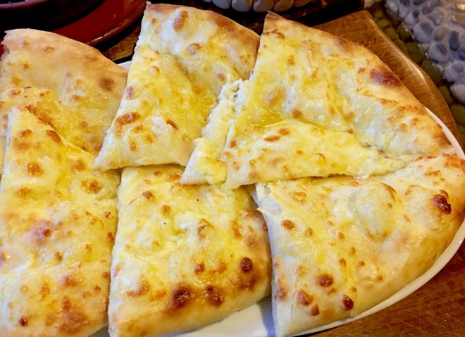 essen und trinken in Georgie - Wein und Käse - georgischer Wein - georgischer Käse - Saperavi - Qvevri - georgische Spezialitäten - Info - Georgien kulinarisch - Sulguni - Khachapuri - Käse - Wein - Käsesorten