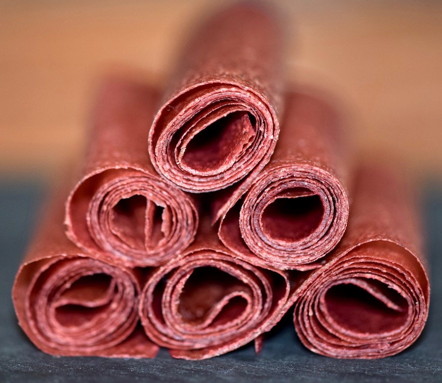 Erdbeer-Fruchtleder mit süßem Basilikumpesto - Erdbeer-Fruchtleder - Fruchtleder - Fruchtgummi - Basilikumpesto - süßes Pesto - Basilikum - Erdbeeren - Rezept - vegan - rohvegan - Clean Eating - herstellen - dörren - Obst - Backofen - Dörrautomat - selber machen - einfach - Süßigkeit - gesund naschen