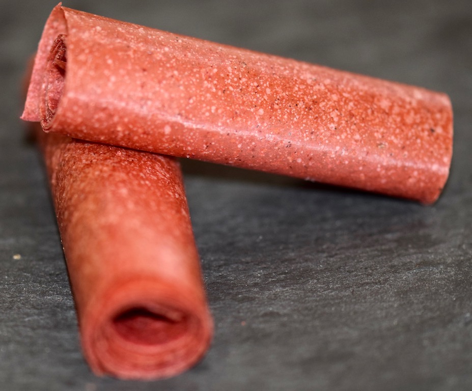 Erdbeer-Fruchtleder mit süßem Basilikumpesto - Erdbeer-Fruchtleder - Fruchtleder - Fruchtgummi - Basilikumpesto - süßes Pesto - Basilikum - Erdbeeren - Rezept - vegan - rohvegan - Clean Eating - herstellen - dörren - Obst - Backofen - Dörrautomat - selber machen - einfach - Süßigkeit - gesund naschen