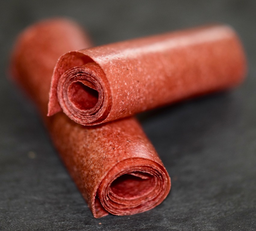 Erdbeer-Fruchtleder mit süßem Basilikumpesto - Erdbeer-Fruchtleder - Fruchtleder - Fruchtgummi - Basilikumpesto - süßes Pesto - Basilikum - Erdbeeren - Rezept - vegan - rohvegan - Clean Eating - herstellen - dörren - Obst - Backofen - Dörrautomat - selber machen - einfach - Süßigkeit - gesund naschen