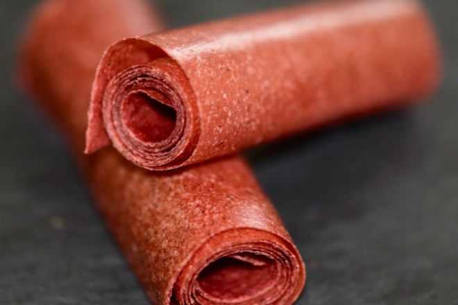 Erdbeer-Fruchtleder mit süßem Basilikumpesto - Erdbeer-Fruchtleder - Fruchtleder - Fruchtgummi - Basilikumpesto - süßes Pesto - Basilikum - Erdbeeren - Rezept - vegan - rohvegan - Clean Eating - herstellen - dörren - Obst - Backofen - Dörrautomat - selber machen - einfach - Süßigkeit - gesund naschen