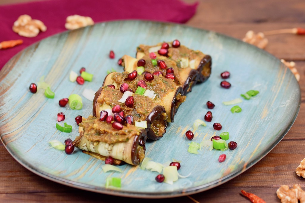 georgische Auberginenröllchen mit Walnusscreme - Badrijani Nigvzit - Auberginenröllchen - Auberginen - Rezept - vegan - glutenfrei - georgisch - Walnusssoße - Walnusscreme - Walnusspaste - Mezze - gefüllt - Granatapfelkerne - georgische Küche