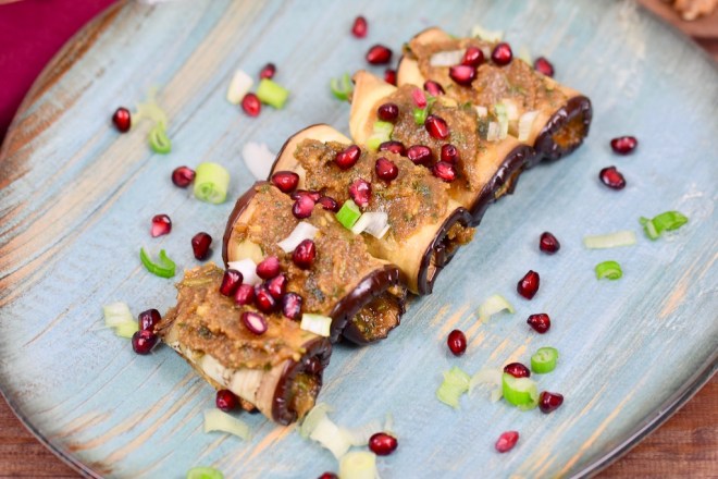 georgische Auberginenröllchen mit Walnusscreme - Badrijani Nigvzit - Auberginenröllchen - Auberginen - Rezept - vegan - glutenfrei - georgisch - Walnusssoße - Walnusscreme - Walnusspaste - Mezze - gefüllt - Granatapfelkerne - georgische Küche