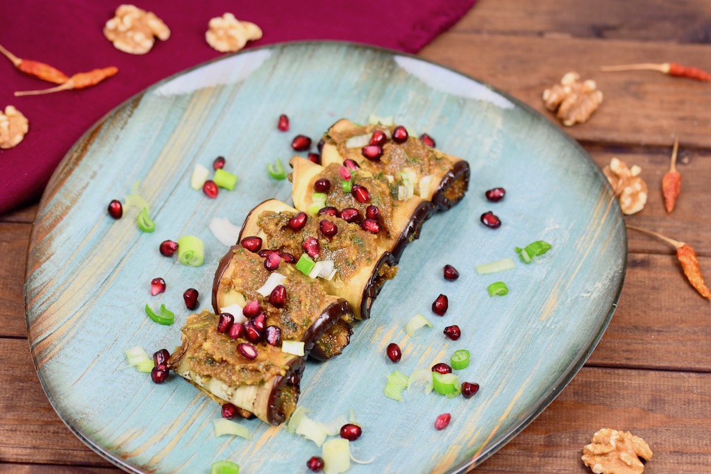 georgische Auberginenröllchen mit Walnusscreme - Badrijani Nigvzit - Auberginenröllchen - Auberginen - Rezept - vegan - glutenfrei - georgisch - Walnusssoße - Walnusscreme - Walnusspaste - Mezze - gefüllt - Granatapfelkerne - georgische Küche