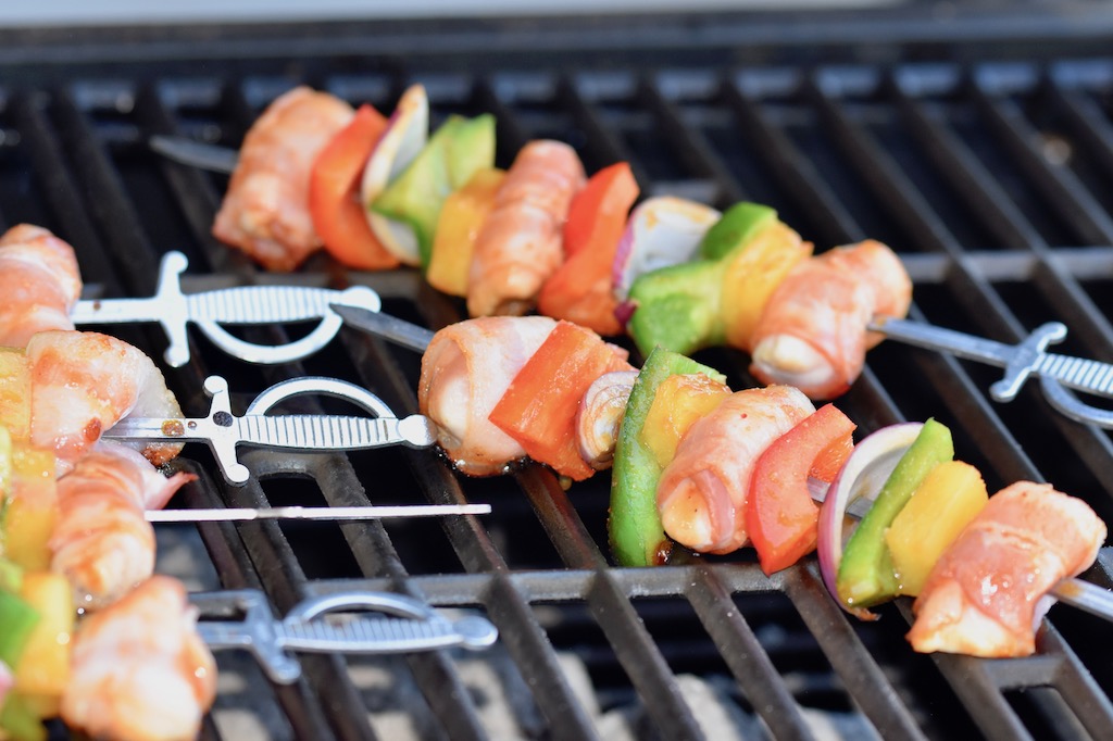Grillspieße Hawaii mit Bacon und Ananas - Grillspieße - Hähnchenspieße - grillen - Huhn - Paprika - Marinade - Rezept - fruchtig - Barbecue - BBQ - Schaschlik - Fingerfood - glutenfrei - milchfrei - einfach - schnell