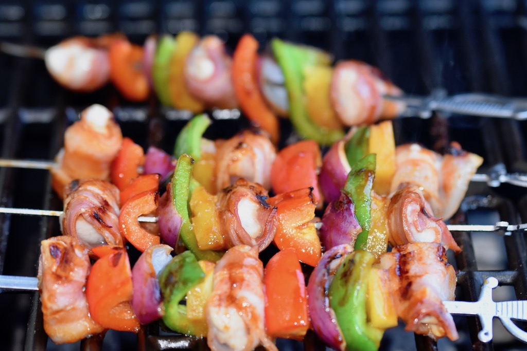 Grillspieße Hawaii mit Bacon und Ananas - Grillspieße - Hähnchenspieße - grillen - Huhn - Paprika - Marinade - Rezept - fruchtig - Barbecue - BBQ - Schaschlik - Fingerfood - glutenfrei - milchfrei - einfach - schnell