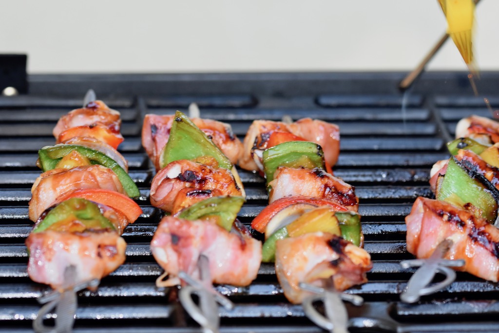 Grillspieße Hawaii mit Bacon und Ananas - Grillspieße - Hähnchenspieße - grillen - Huhn - Paprika - Marinade - Rezept - fruchtig - Barbecue - BBQ - Schaschlik - Fingerfood - glutenfrei - milchfrei - einfach - schnell