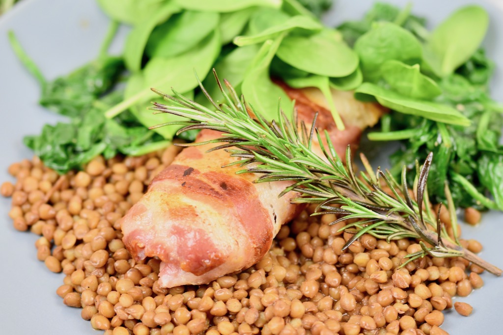 Kabeljaufilets im Pancettamantel mit Blattspinat - Kablejaufilets - Pancetta - knusprig - Rezept - glutenfrei - milchfrei - Jamie Oliver - mit Spinat - Pfanne - schnell - gesund - Low Carb - Fisch