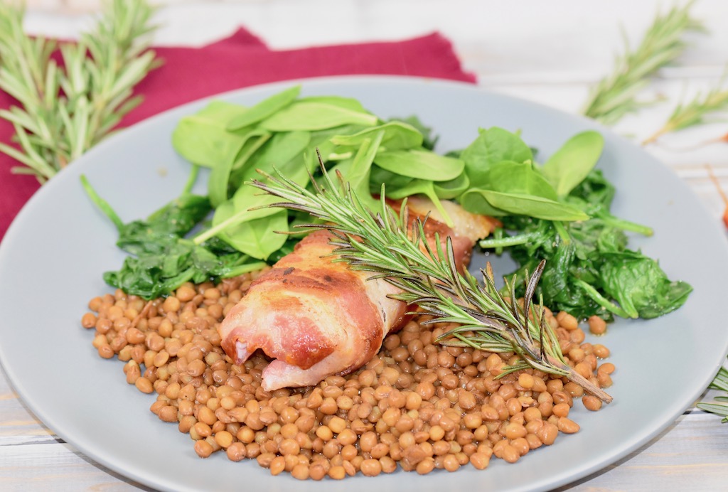 Kabeljaufilets im Pancettamantel mit Blattspinat - Kablejaufilets - Pancetta - knusprig - Rezept - glutenfrei - milchfrei - Jamie Oliver - mit Spinat - Pfanne - schnell - gesund - Low Carb - Fisch