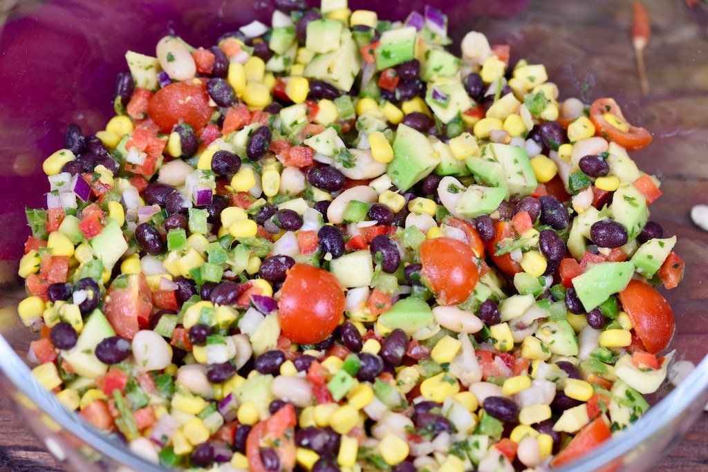 Texas Caviar mit Chili-Limetten-Dressing - Texas Caviar - Chili-Limetten-Dressing - Rezept - Salat - Dip - mit Avocado - einfach - schnell - Cowboy Caviar - mit Koriander - mit Jalapeños - vegan - Bohnen - abnehmen - glutenfrei