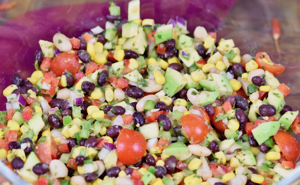 Texas Caviar mit Chili-Limetten-Dressing - Texas Caviar - Chili-Limetten-Dressing - Rezept - Salat - Dip - mit Avocado - einfach - schnell - Cowboy Caviar - mit Koriander - mit Jalapeños - vegan - Bohnen - abnehmen - glutenfrei