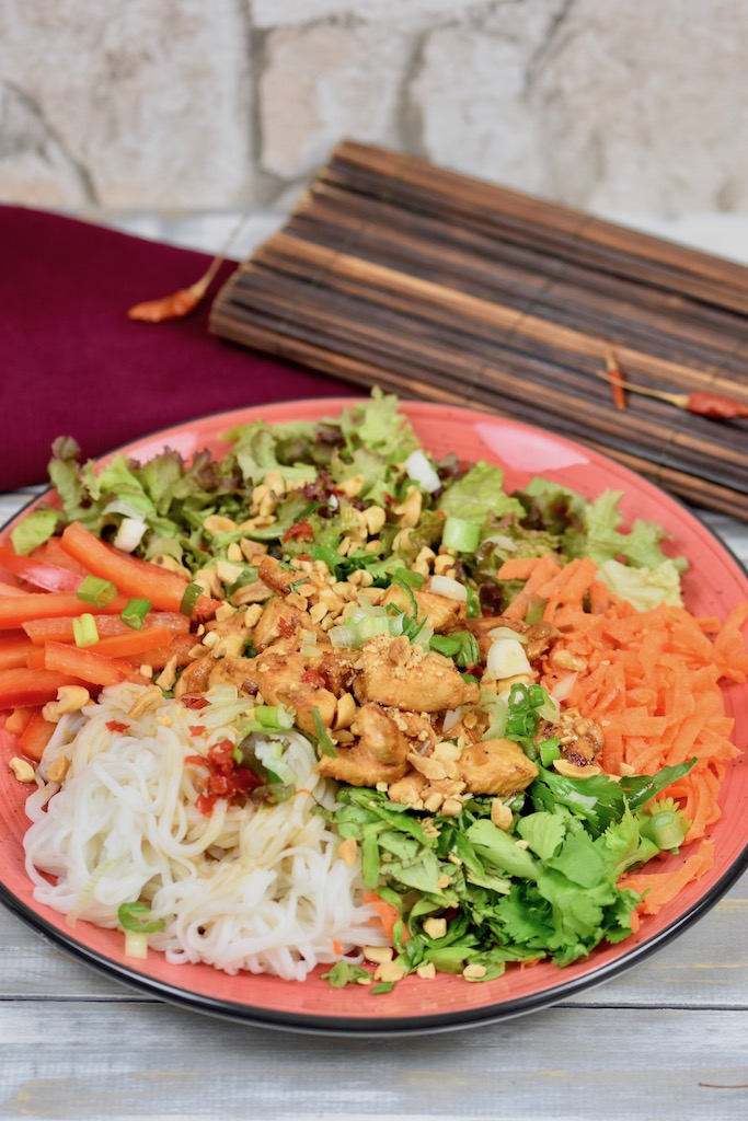vietnamesischer Reisnudelsalat mit frischen Kräutern - Bun Gá Sa Ot - vietnamesischer Nudelsalat - Reisnudelsalat - Rezept - glutenfrei - milchfrei - Clean Eating - Limetten-Dressing - Erdnüsse - vietnamesisch - Salat - Bowl - Hähnchen