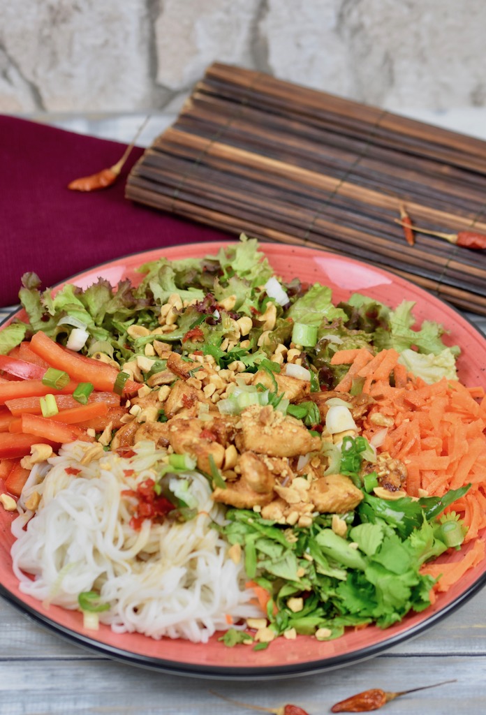 vietnamesischer Reisnudelsalat mit frischen Kräutern - Bun Gá Sa Ot - vietnamesischer Nudelsalat - Reisnudelsalat - Rezept - glutenfrei - milchfrei - Clean Eating - Limetten-Dressing - Erdnüsse - vietnamesisch - Salat - Bowl - Hähnchen