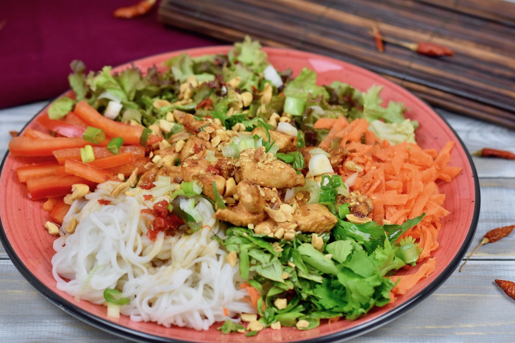 vietnamesischer Reisnudelsalat mit frischen Kräutern - Bun Gá Sa Ot - vietnamesischer Nudelsalat - Reisnudelsalat - Rezept - glutenfrei - milchfrei - Clean Eating - Limetten-Dressing - Erdnüsse - vietnamesisch - Salat - Bowl - Hähnchen