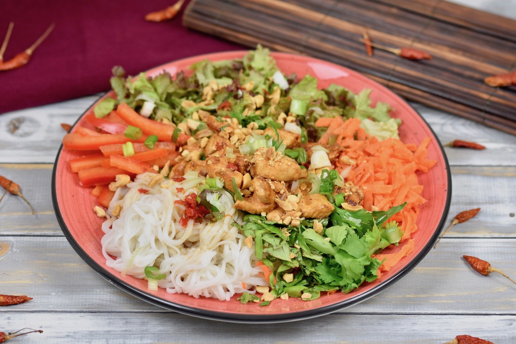 vietnamesischer Reisnudelsalat mit frischen Kräutern - Bun Gá Sa Ot - vietnamesischer Nudelsalat - Reisnudelsalat - Rezept - glutenfrei - milchfrei - Clean Eating - Limetten-Dressing - Erdnüsse - vietnamesisch - Salat - Bowl - Hähnchen