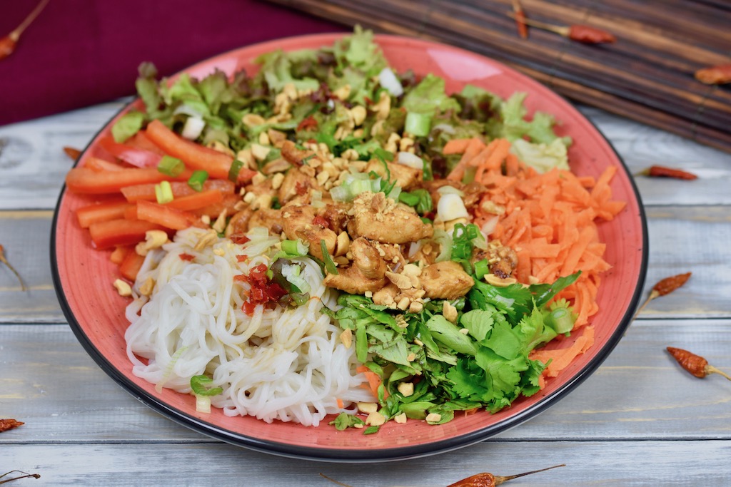 vietnamesischer Reisnudelsalat mit frischen Kräutern - Bun Gá Sa Ot - vietnamesischer Nudelsalat - Reisnudelsalat - Rezept - glutenfrei - milchfrei - Clean Eating - Limetten-Dressing - Erdnüsse - vietnamesisch - Salat - Bowl - Hähnchen