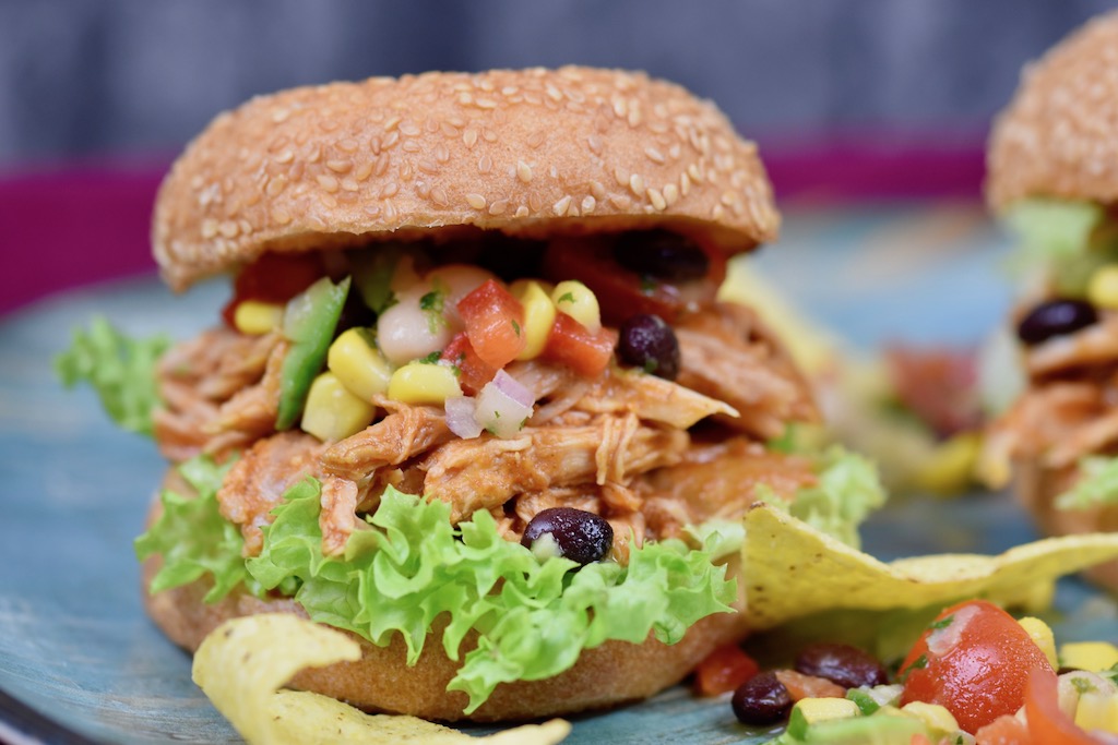 Pulled Pork Burger mexikanisch - Pulled Pork Burger - Pulled Pork - Slowcooker - Crocky - aus dem Backofen - Rezept - glutenfrei - Rub - Fleisch - mexikanisch - einfach - selber machen - Sauce - Burger - Fingerfood - Streetfood