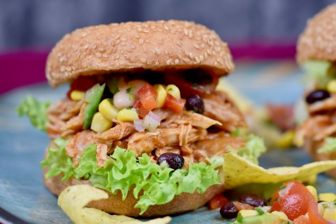 Pulled Pork Burger mexikanisch - Pulled Pork Burger - Pulled Pork - Slowcooker - Crocky - aus dem Backofen - Rezept - glutenfrei - Rub - Fleisch - mexikanisch - einfach - selber machen - Sauce - Burger - Fingerfood - Streetfood