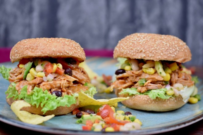 Pulled Pork Burger mexikanisch - Pulled Pork Burger - Pulled Pork - Slowcooker - Crocky - aus dem Backofen - Rezept - glutenfrei - Rub - Fleisch - mexikanisch - einfach - selber machen - Sauce - Burger - Fingerfood - Streetfood