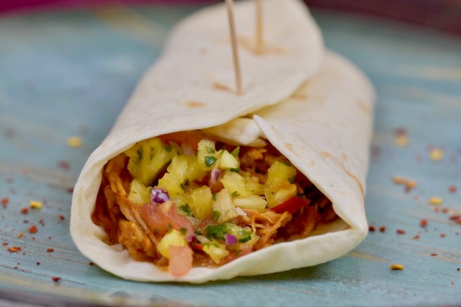 Burritos mit Pulled Pork und Ananas-Salsa - Burritos - Rezept - Pulled Pork - Ananas-Salsa - glutenfrei - mexikanisch - Wrap - Pulled Pork Gerichte - Fingerfood - Tex Mex - Slowcooker - Ofen