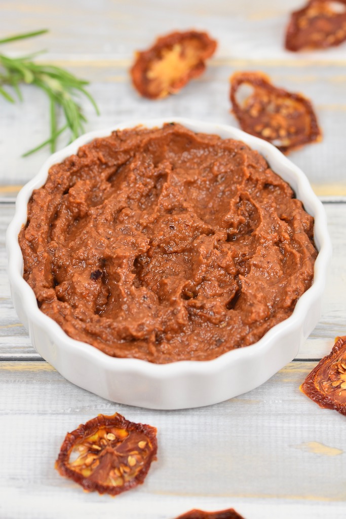 Oliven-Tomaten-Dip - Dip - Oliven-Tomaten-Creme - Rezept - vegan - glutenfrei - getrocknete Tomaten - Oliven - Brotaufstrich - schnell - einfach - grillen - Aufstrich - Low Carb - Clean Eating - mediterran - gesund